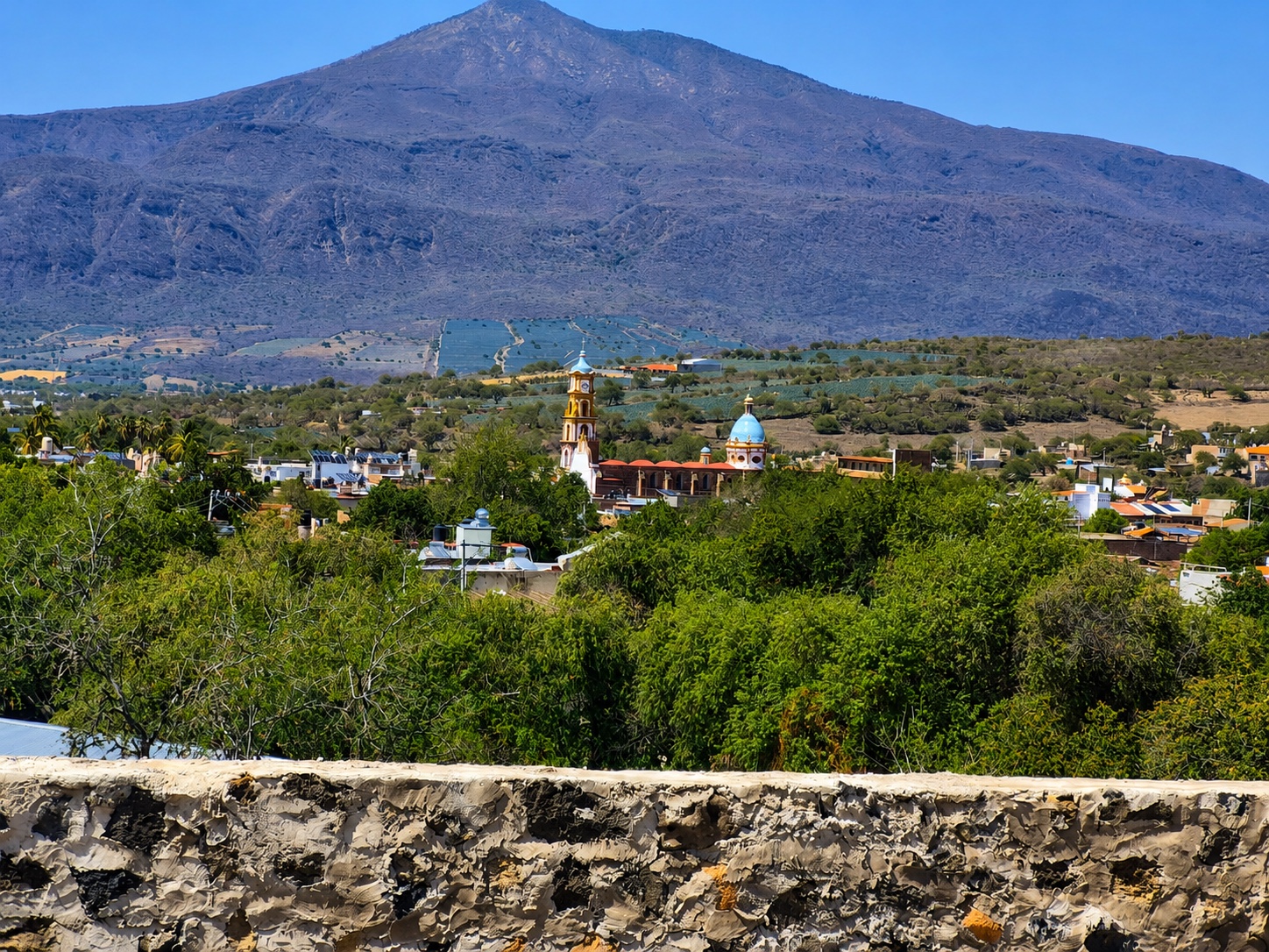 Vista desde el fraccionamiento hacia Teocuitatlán y el cerro al fondo.