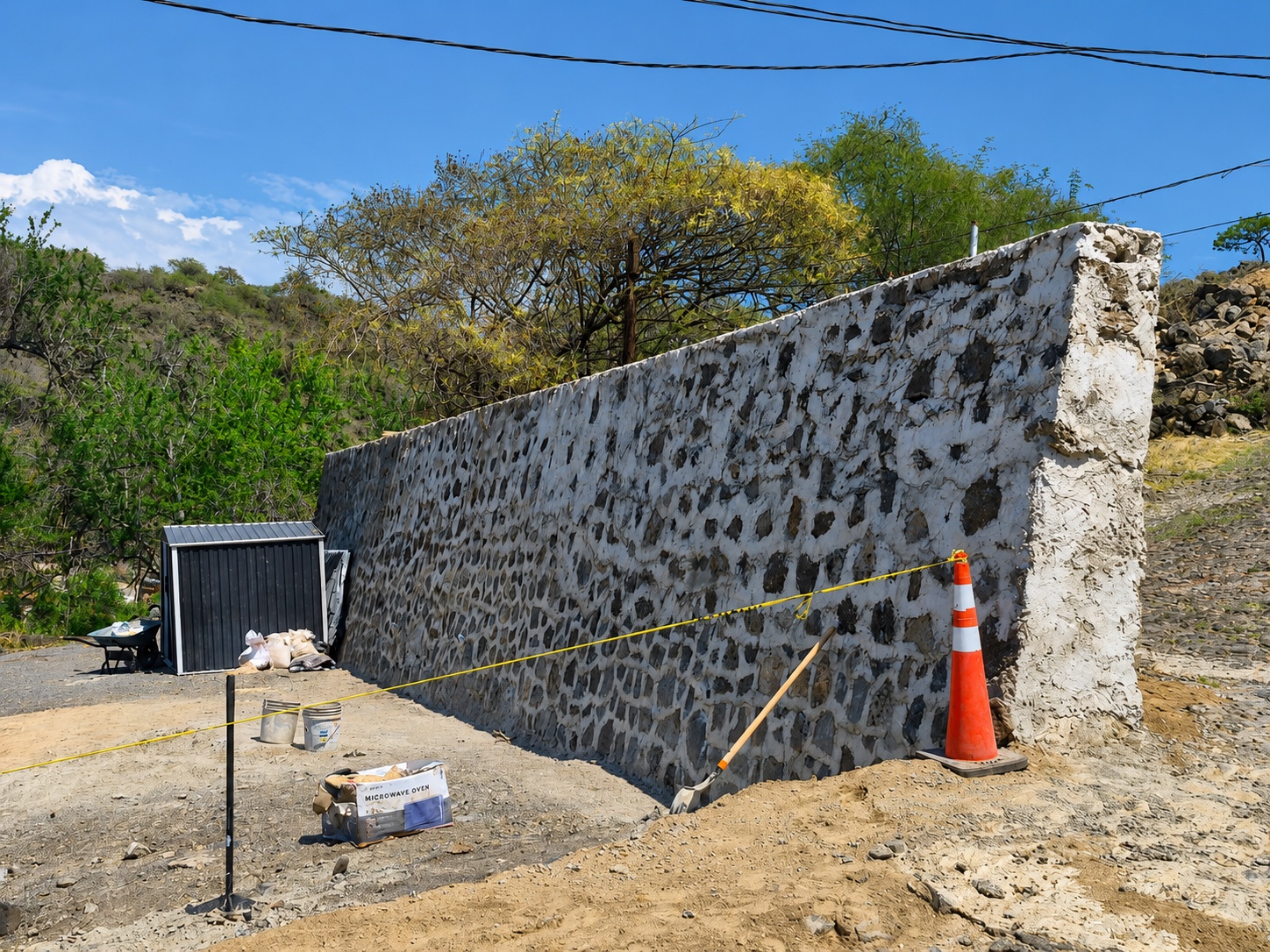 Bardado perimetral de piedra volcánica en proceso.